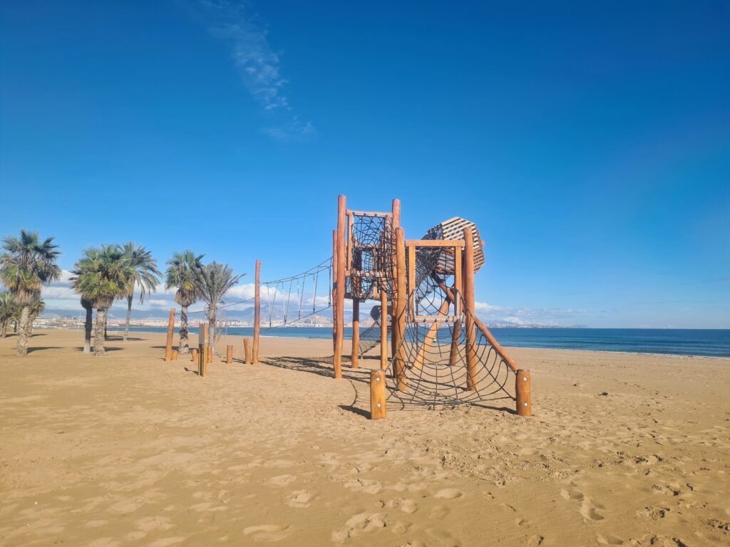 Parques de la playa Urbanova alicante. planes con niños alicante